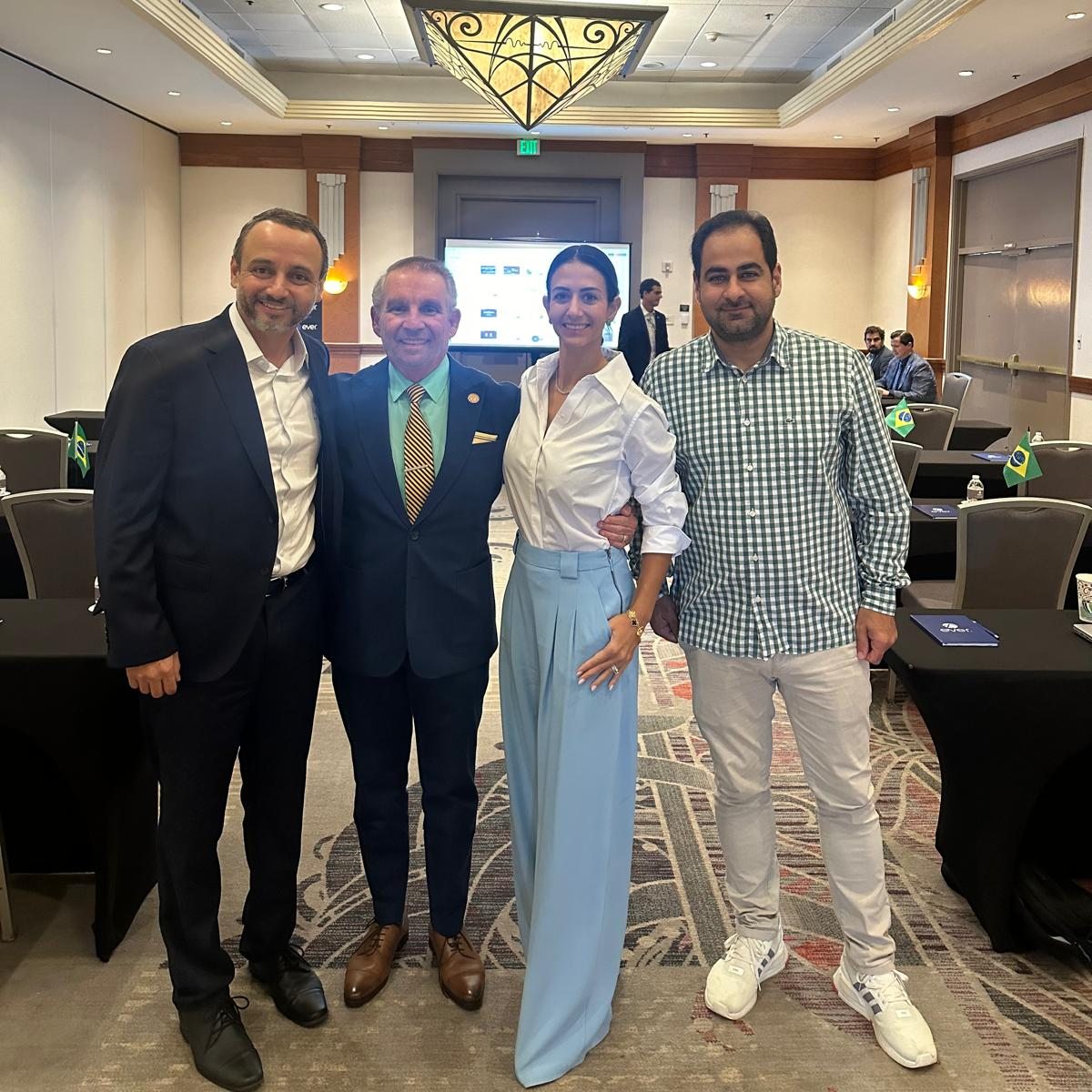Julia Queiroz Primo no encontro com fundador da Ever Insurance