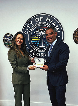 Julia Queiroz Primo recebe a chave de Miami do prefeito